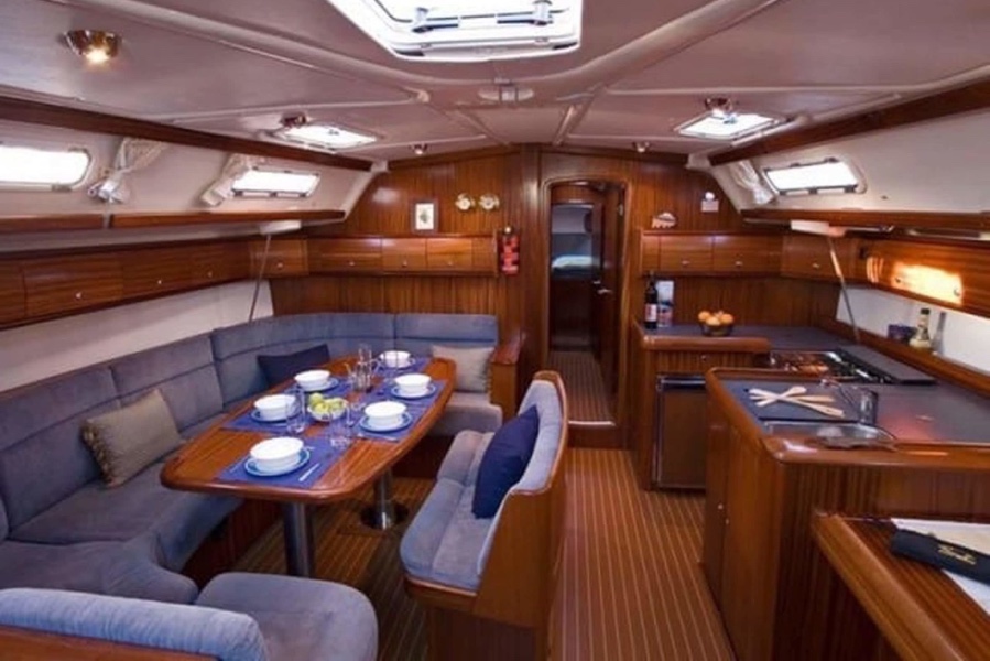 Луксозна яхта за частен круиз