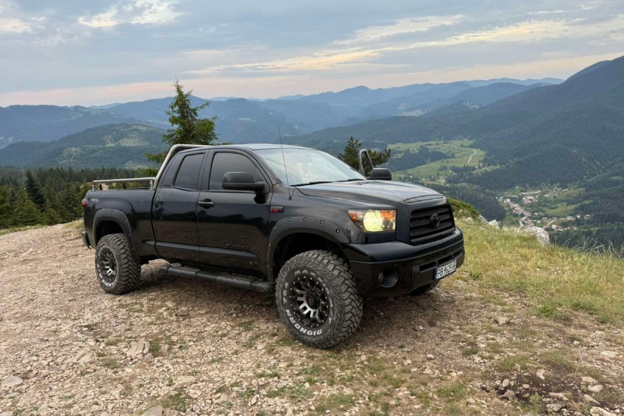 С джип Toyota Tundra