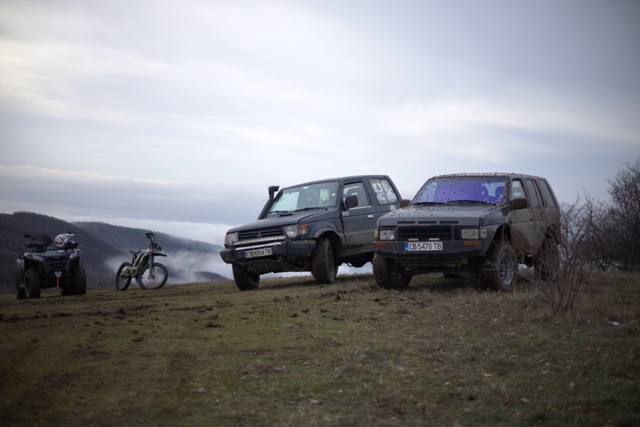 За до 3-ма участници