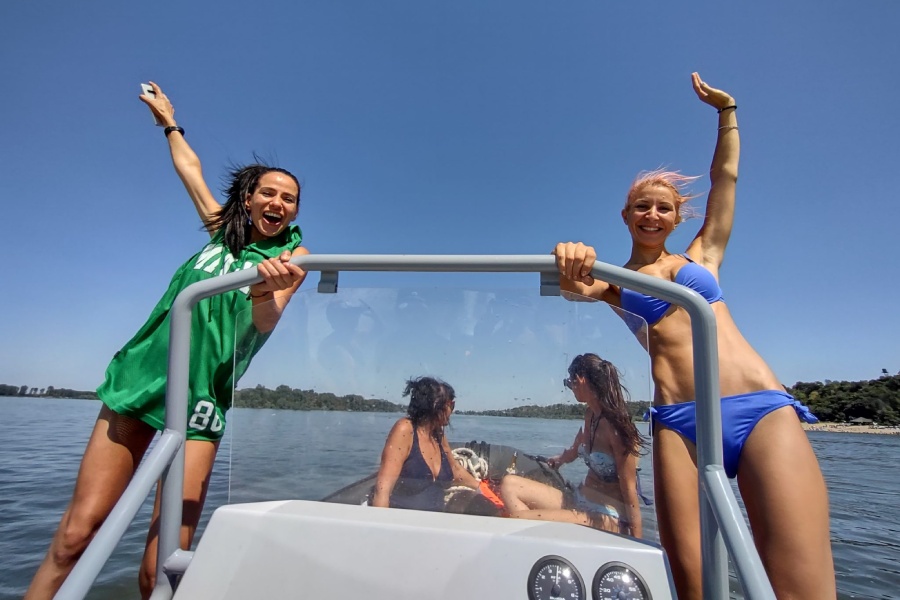 Разходка с моторна лодка