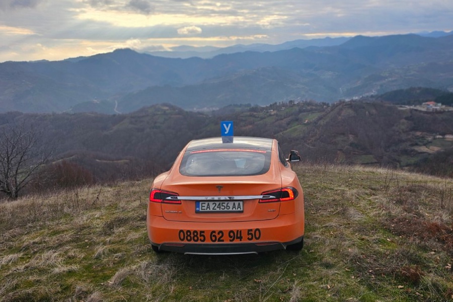 Учебна Tesla