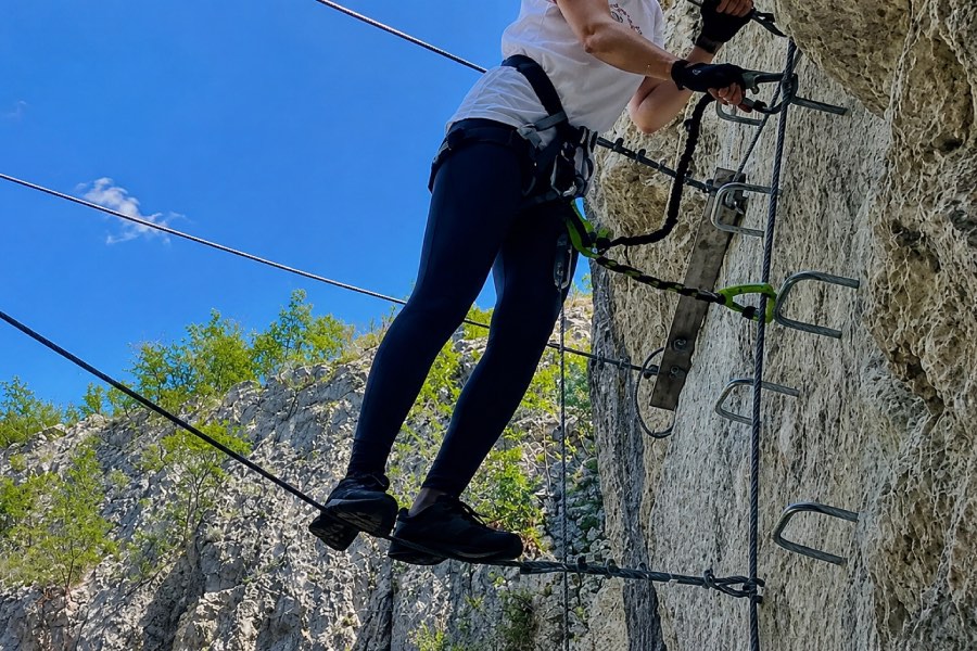 Ледницата и Табашката пещера